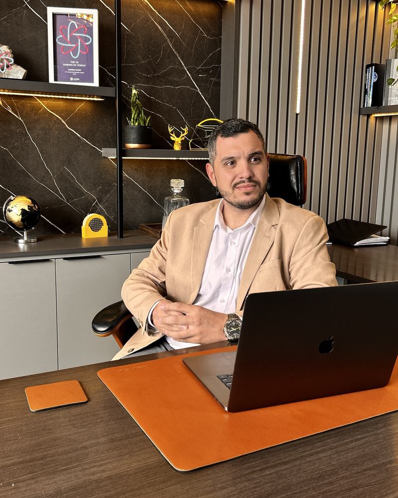 Geovane Piccinini, corretor especialista, em seu escritório